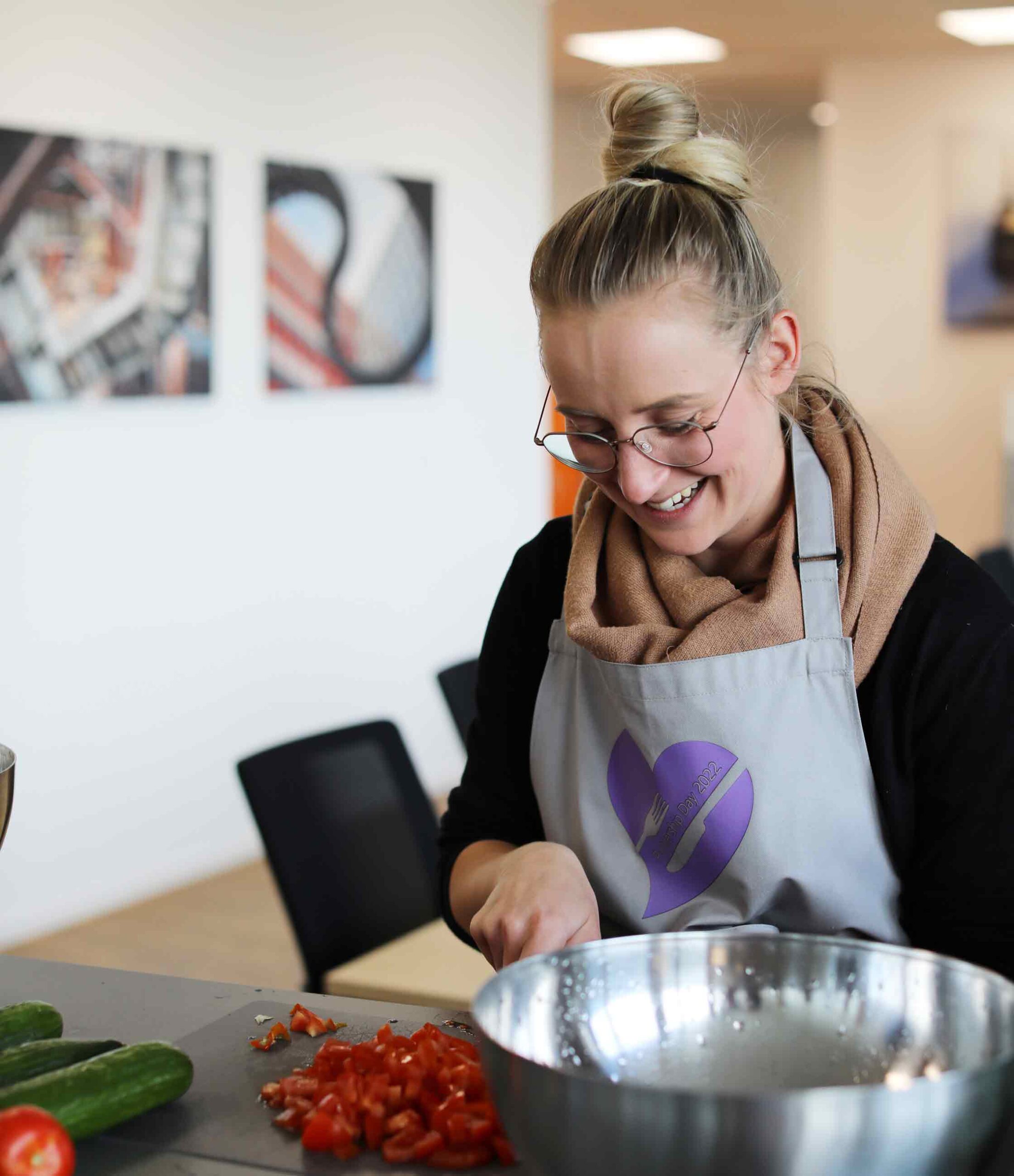 Mitarbeiterin in der Küche von Step Ahead